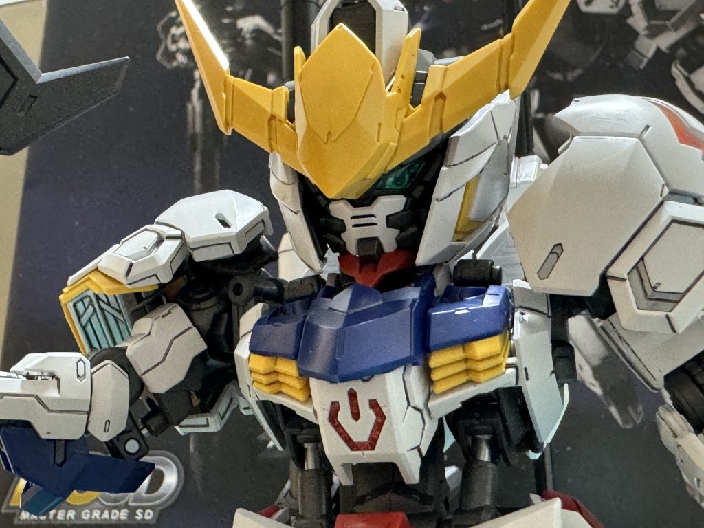 顔アップ。バルバトスは装甲の間から内部の構造が見えてより怪物感が増しますよね。