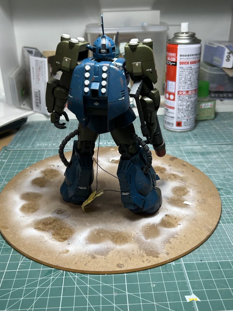 ぶら下がっているのはモノアイの電池です。