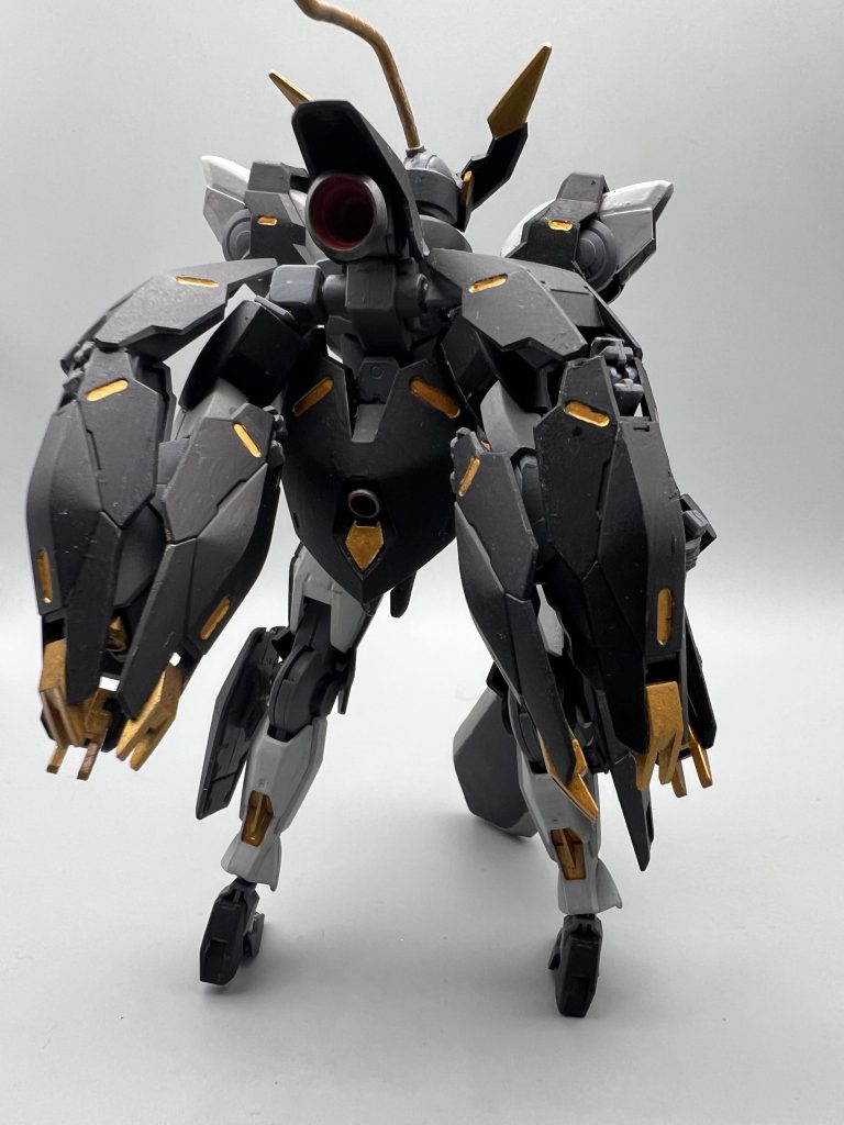 旧グラスレー社のミカエリスをベースとしているオックスアース社から得たルブリスのGUND-ARMを旧グラスレー社が解析し、発展させた物を搭載しているものの、まだ不十分な性能であり、機体各所に彩られた金部分は排熱機構となっている