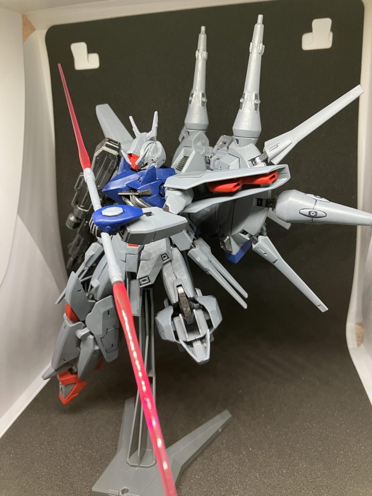 シールドの裏にビームサーベルを装備しており、アンビデクストラス・ハルバードモードでサーベルも使えます。