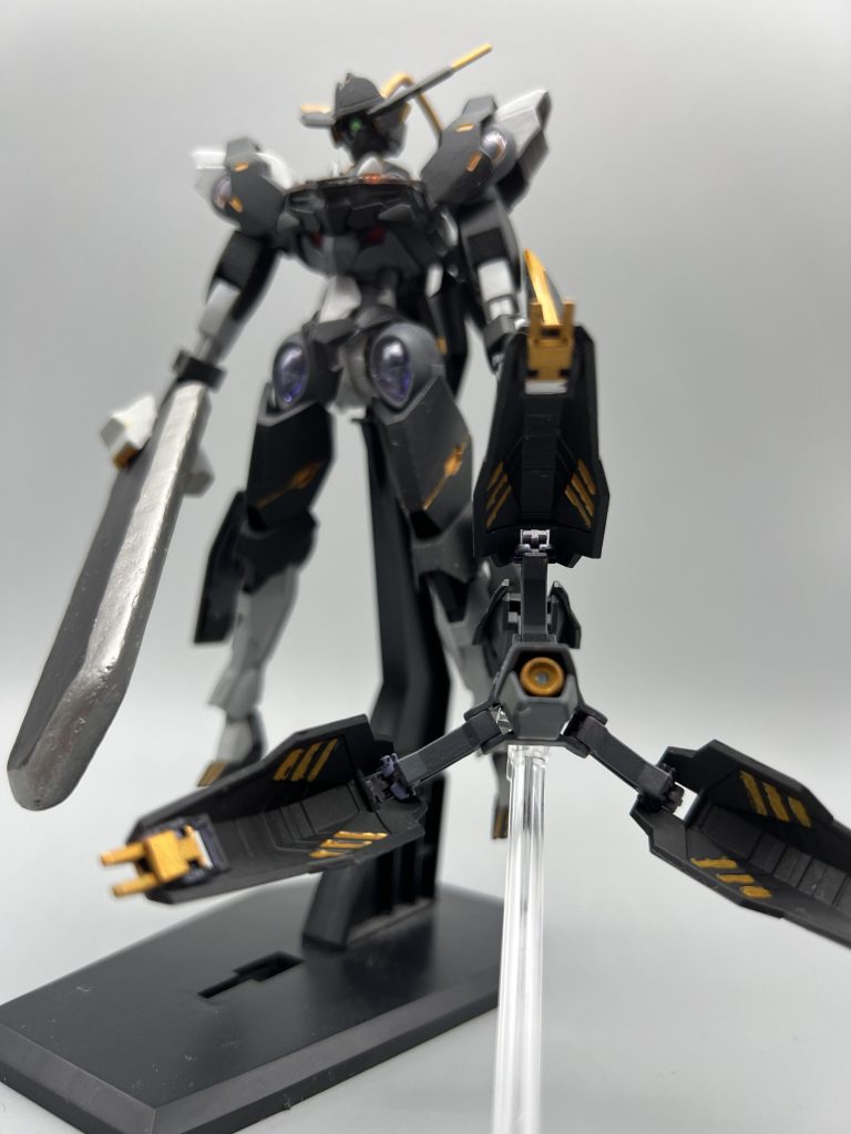 ビームブレイザーⅡ「トラウーベン」ミカエリスでは有線式だったが、本機ではGUNDのおかげで無線式となった相手機体を捕まえ、アンチドートで身動きを取れなくした状態で粛清剣を叩き付ける戦法や内蔵されたビームキャノン/ビームマシンガンも健在で撹乱にも向く