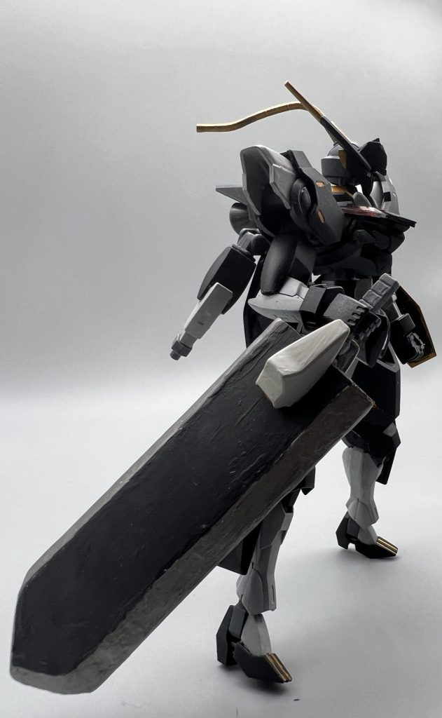 粛清剣「イコノクラスム」相手機体に真っ向から叩き付ける大剣、剣と言うより鈍器である量産機のビーム兵器ほどなら弾く他、その厚みから実弾相手にも有効なシールドとしても扱える