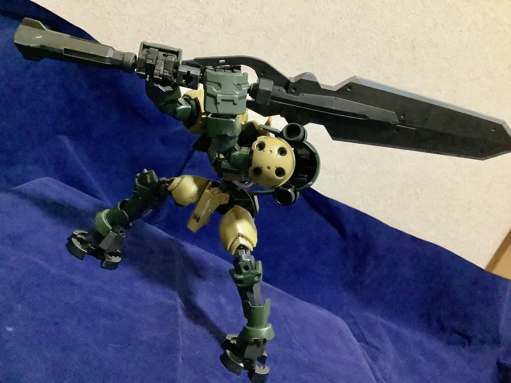 HGタイタスのハンドパーツが握り拳しかないため武器を持たせられません。なので複製や新しく作るなど考えてみたんですが…今回は断念しました代わりにM.S.G.のアクトナックルを使用してみました。