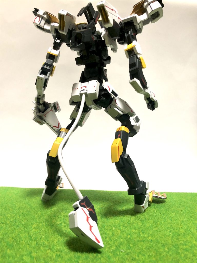 元は人型ロボットのキットですからちゃんと人型にもなります尻尾が第3の脚になってくれますね