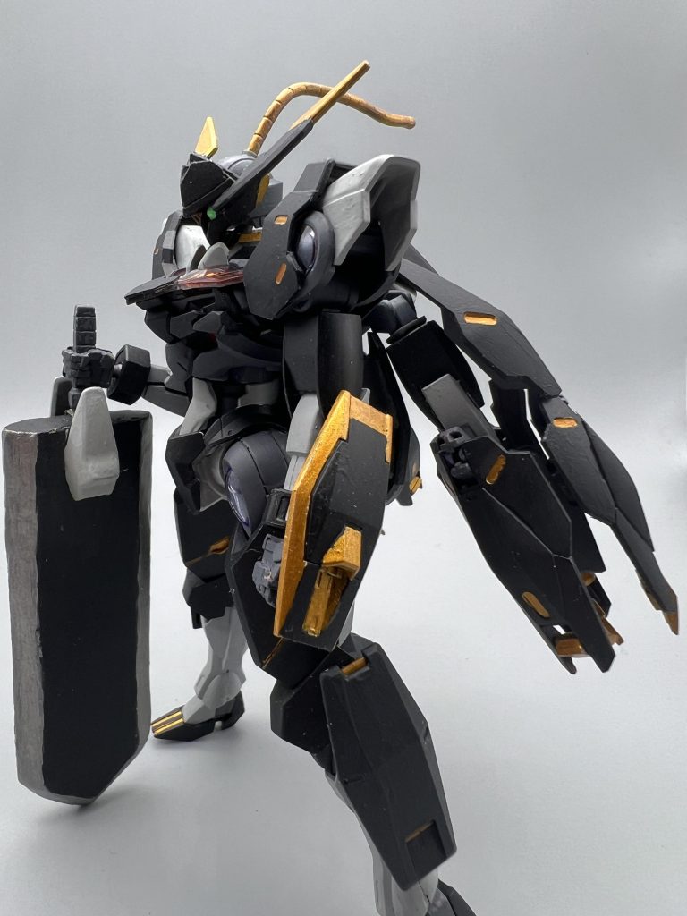 左腕ボックスタイプビームサーベル搭載小盾ミカエリスと同様の物