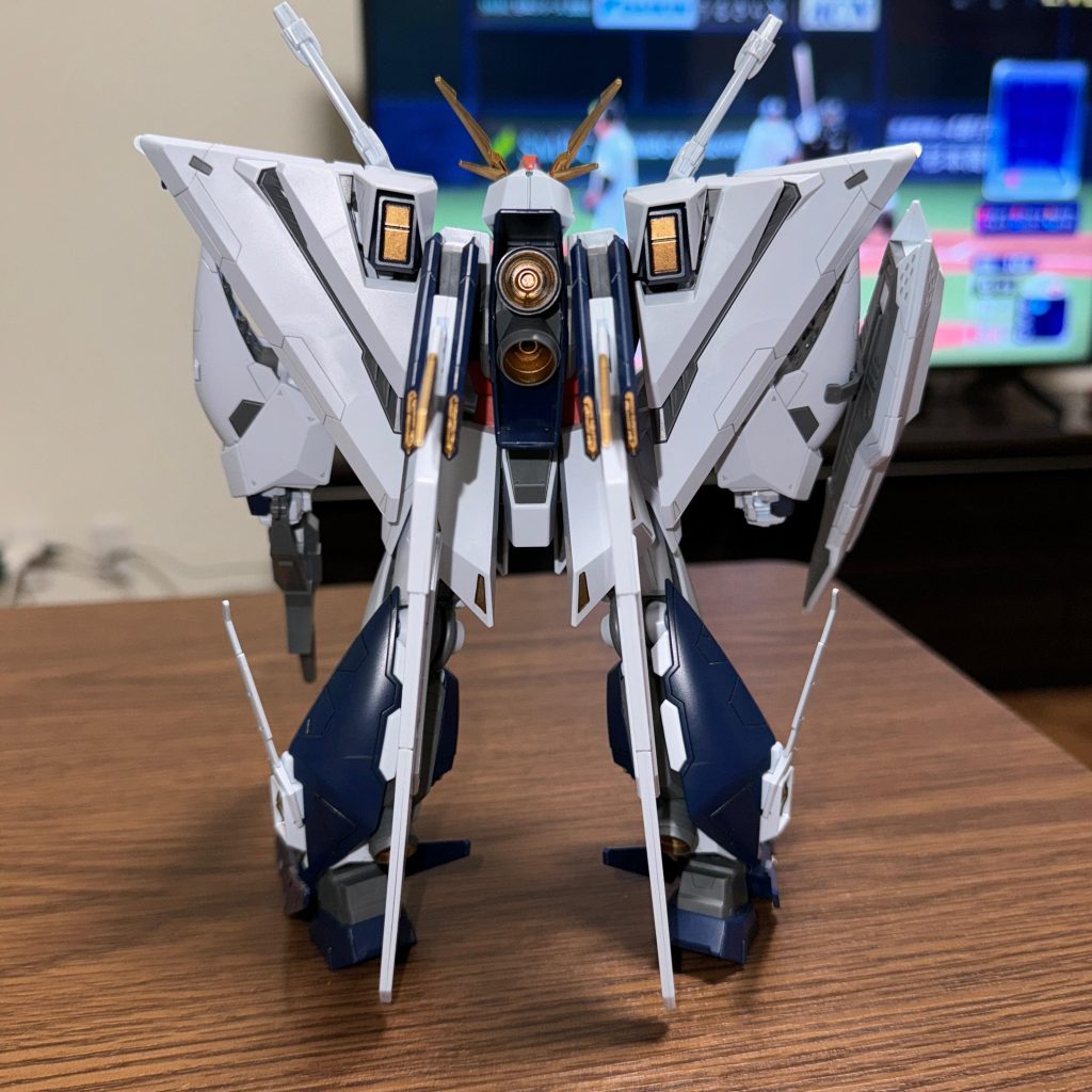 後の部分も黄色とオレンジは金色へ。バーニアの内側は赤ですが、金色にしました。