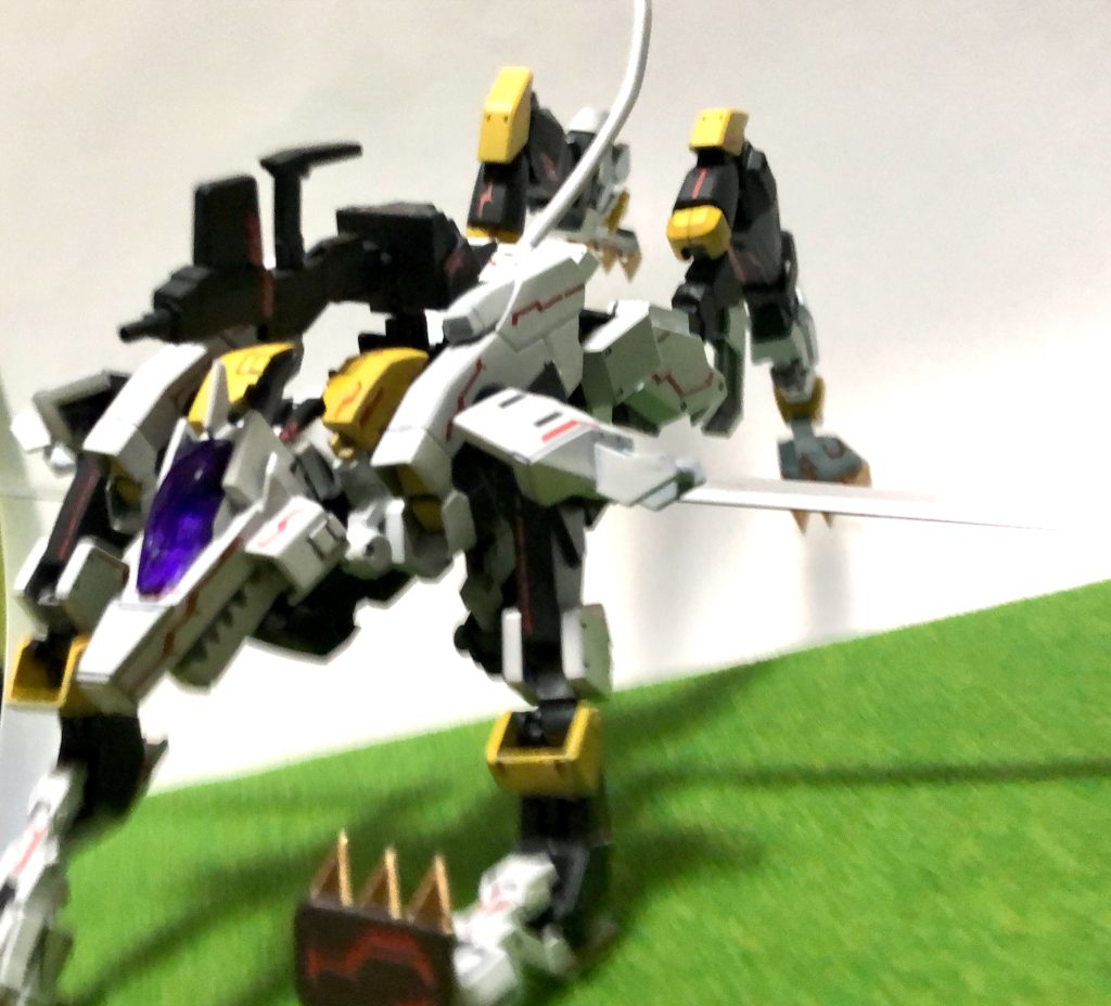 ソードを展開しすれ違いざまに切り裂く、メカ生命体ならではの攻撃方法そして