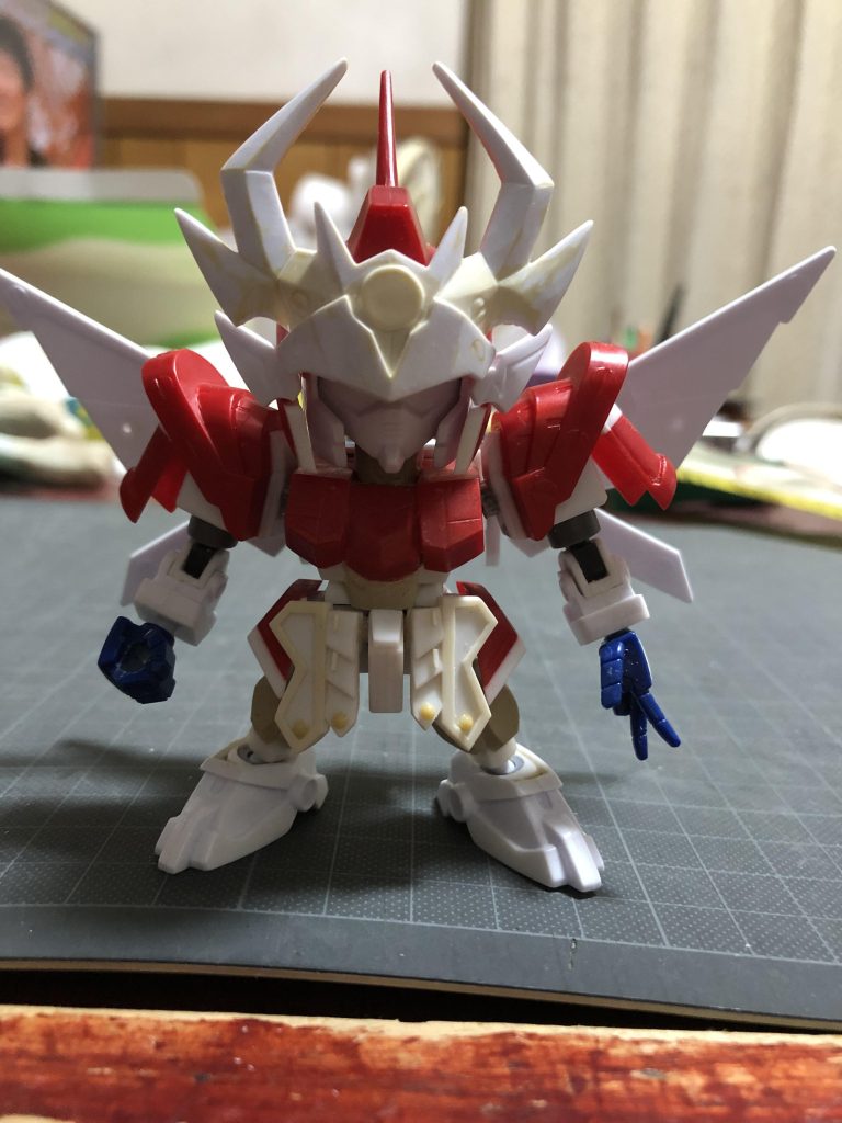 顔を別パーツ化するだけでも随分カッコ良くなりますね。今回も、膝以外は動くようにしています。