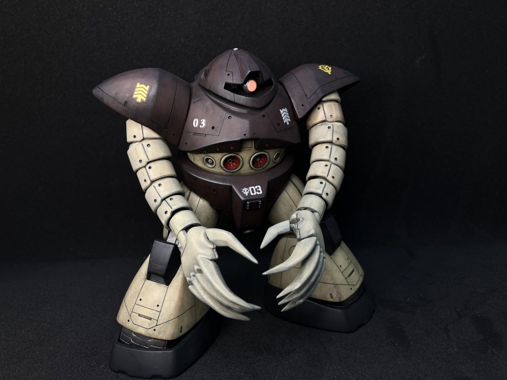 頭部の内部部品を半分、切断。