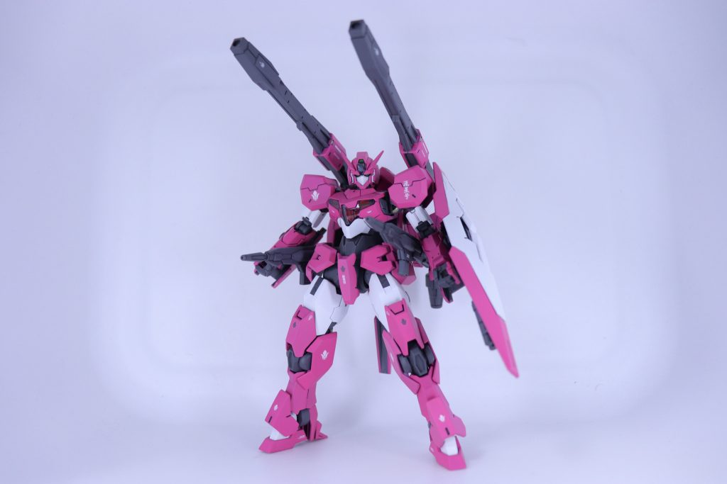 カラーリングはフラウロスをベースに砲撃型とコンセプトを決めて改造しました。ガンヴォルヴァは本来無人機ですが、これはパイロットに乗っていただきたい！