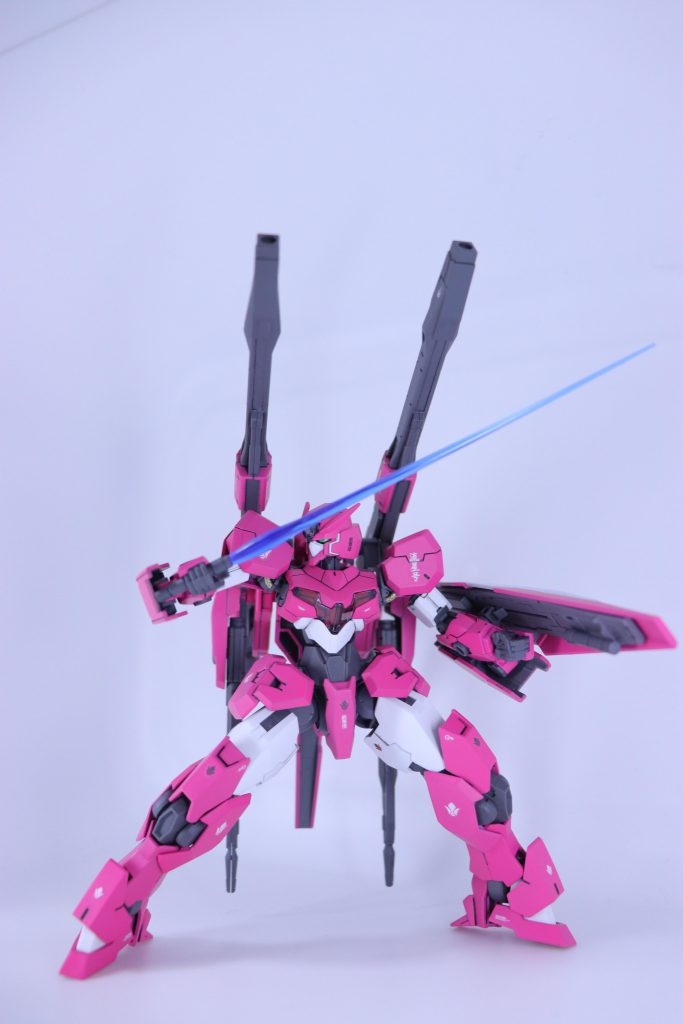 ナノラミネートアーマー搭載機ですが、設定ガン無視のビームサーベルも！ガンヴォルヴァのシールドをそのまま使ってるのでシールド裏にサーベルはマウントできます。