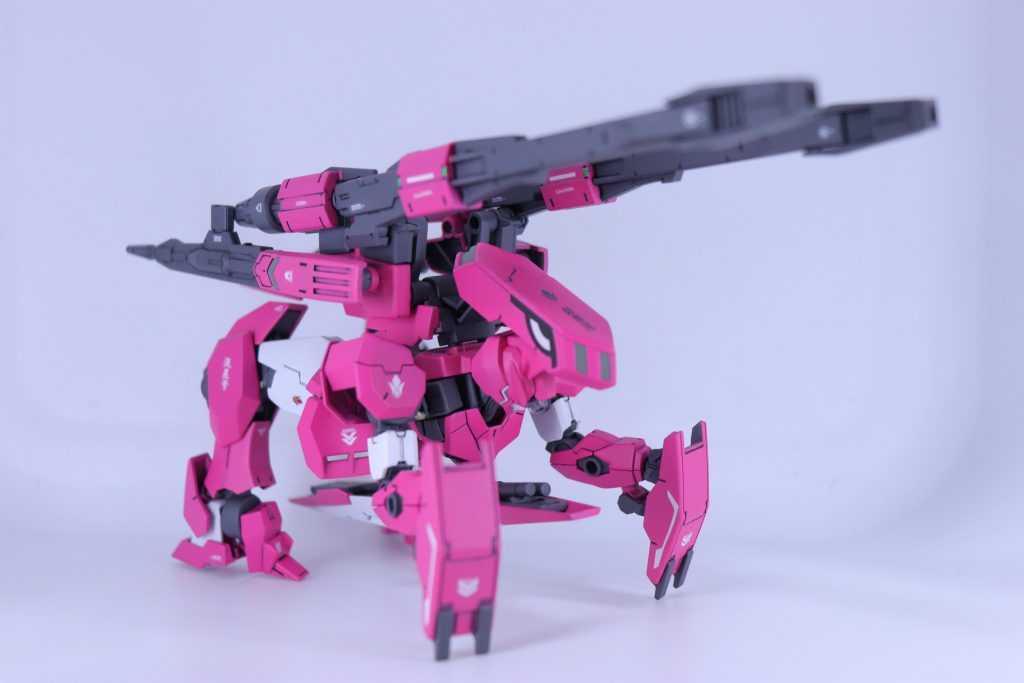 当初変形はオミットする予定でしたが、せっかくならと変形できるように各部改造。特にシールドは必ずそのまま使いたかったのでガイアガンダムを参考に、余剰パーツなしの完全変形！見る角度によっては土下座してるだけです笑