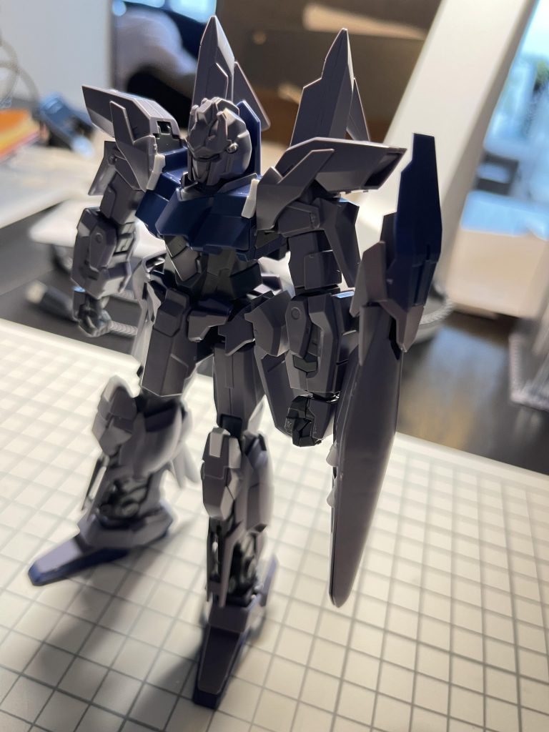 素組み状態。色が少し地味なので明るい色で戦闘機風にアレンジ塗装してみます。背部のウィングに初めてスジボリ加工で戦闘機の主翼感を演出してみます。