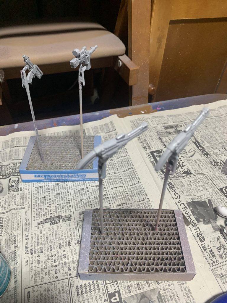 武器の合わせ目を消してサフチェックして乾燥中