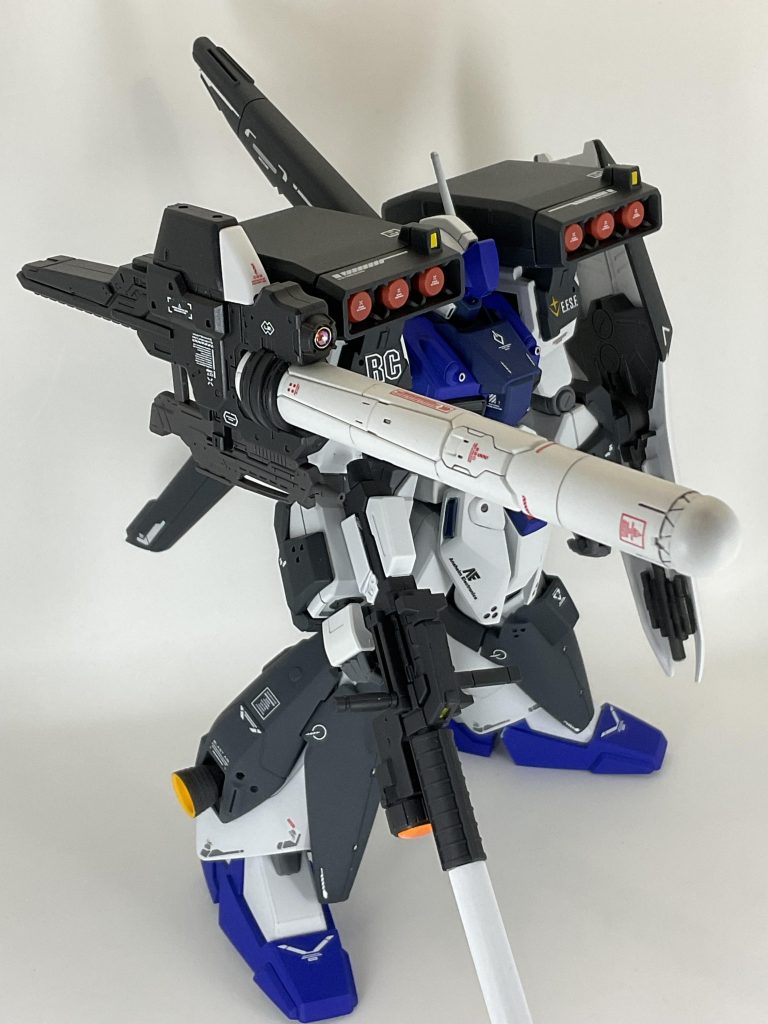 ミサイルランチャーはコトブキヤのキット、ビームライフルはシステムウェポンキットを使用しました。