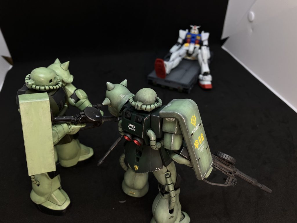 懐かしいですね!たしかアニメではザクマシンガンの事をライフルと言っていましたね。