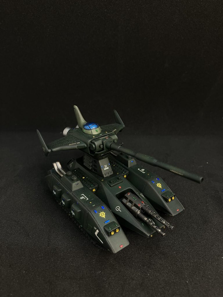 ヘッドライト部分は100均のUVレジンで本物っぽくしています。