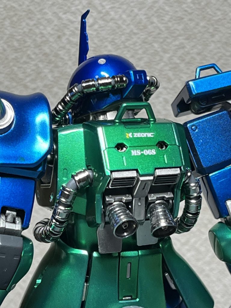 胴体はクレオスのGXメタルグリーンにガイアのクリアグリーンをコート。