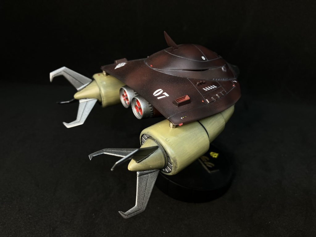 ボールジョイントを仕込んでも腕が下がってくるので下がらない様に磁石を瞬間接着剤で追加しました。最初から磁石を腕の中に仕込めば良かった(泣)