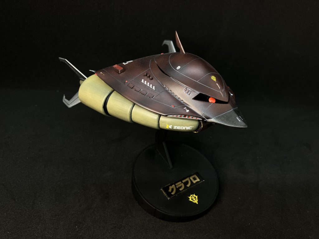 モノアイ部分をくり抜きプラ板を円形にカットしランナーと組み合わせてモノアイが可動出来る様にしてみました。