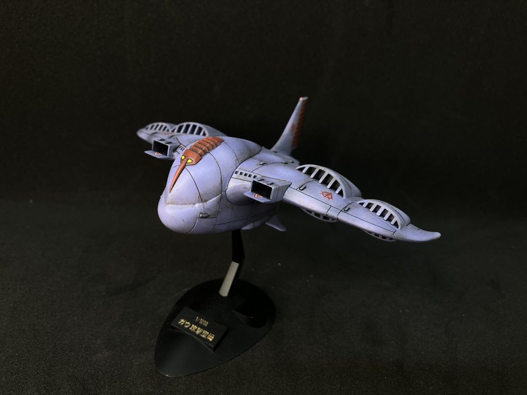 スジ彫りも、あまり派手にならない様に！