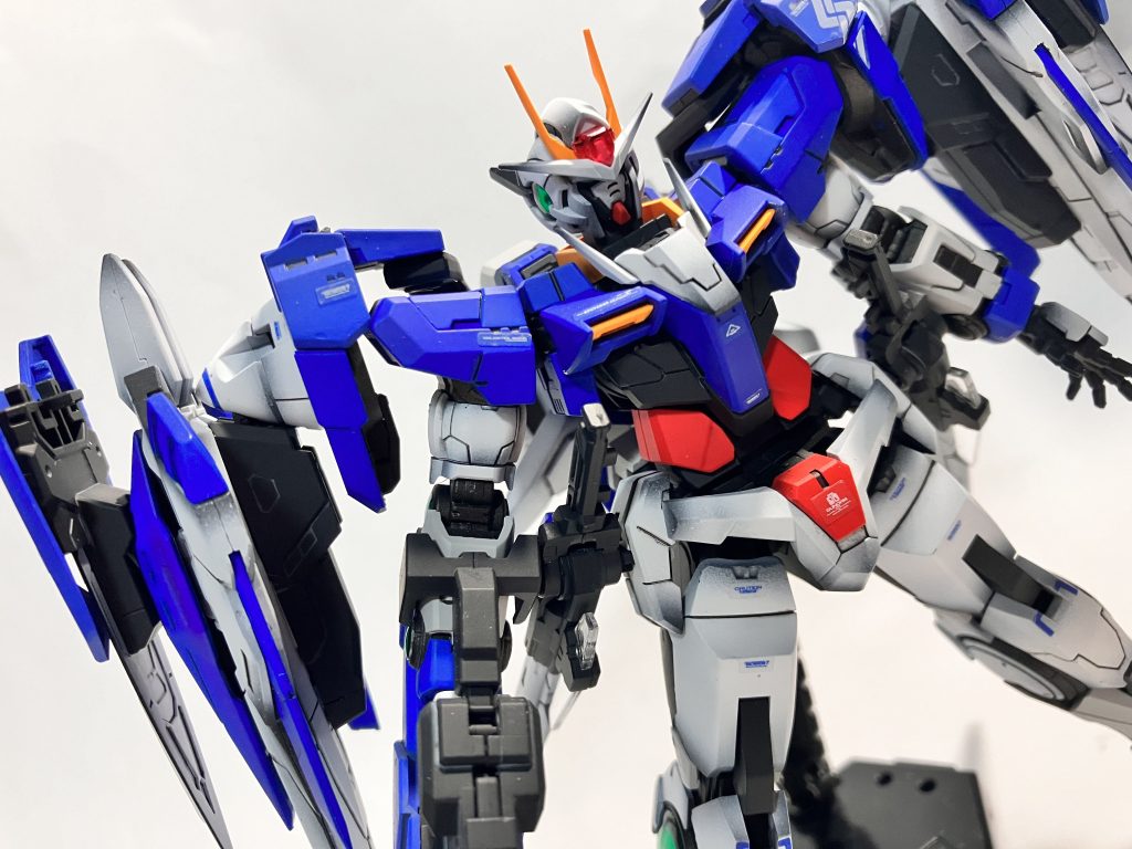 全体的にアニメ風のカラーで塗り分け一部オリジナルといった形で塗り分けしました!前のレッドフレームの反省から筋彫りツールを改めより綺麗に墨がシャープに流れるようにしました!この時期のRGはモールドがかなり薄いので筋彫りが絶対必要なくらいですが、レッドフレームは一部甘かった場所があったりしたせいでちょっとだけ墨のシャープ性が無くなってしまっていたので今回は掘り直しに重点を置き集中して筋彫りしました!