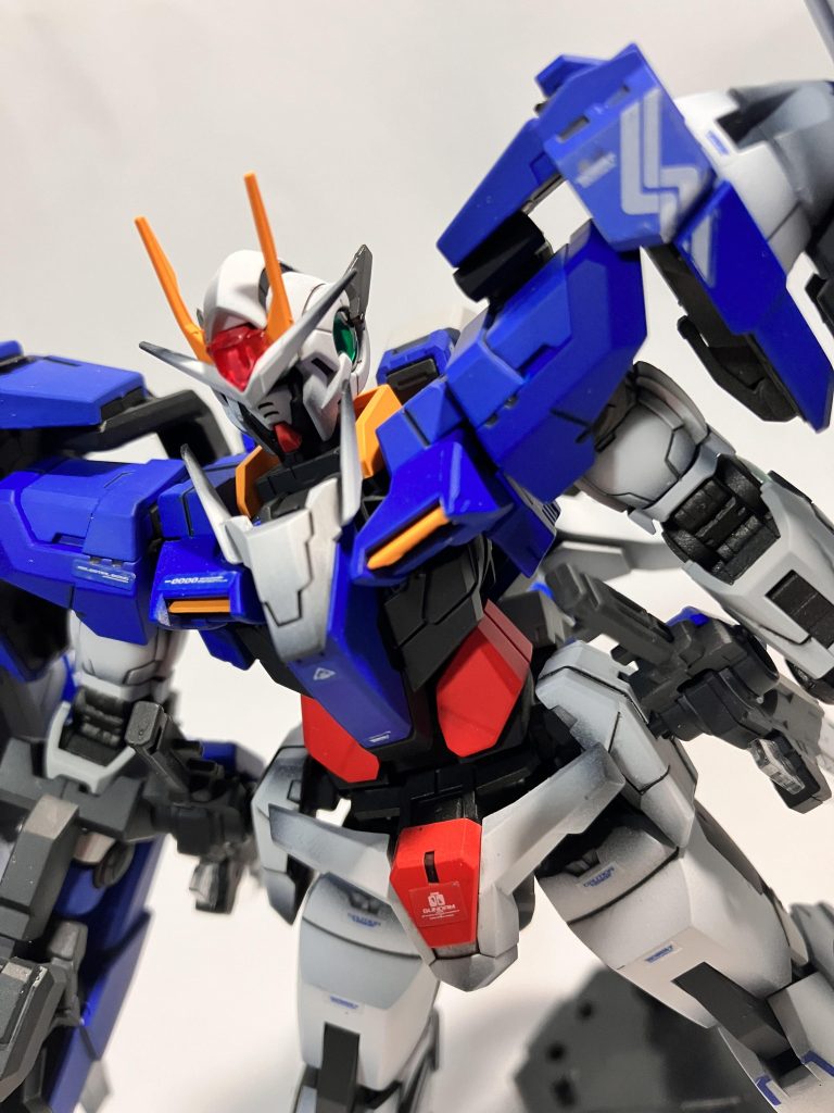 メインのブールーのカラーもわかりづらいかもですが薄めのブルーと濃いブルーでメリハリをつけた塗り分けにしました!例えるならEX-sガンダムのブルーの塗り分けみたいな感じです。