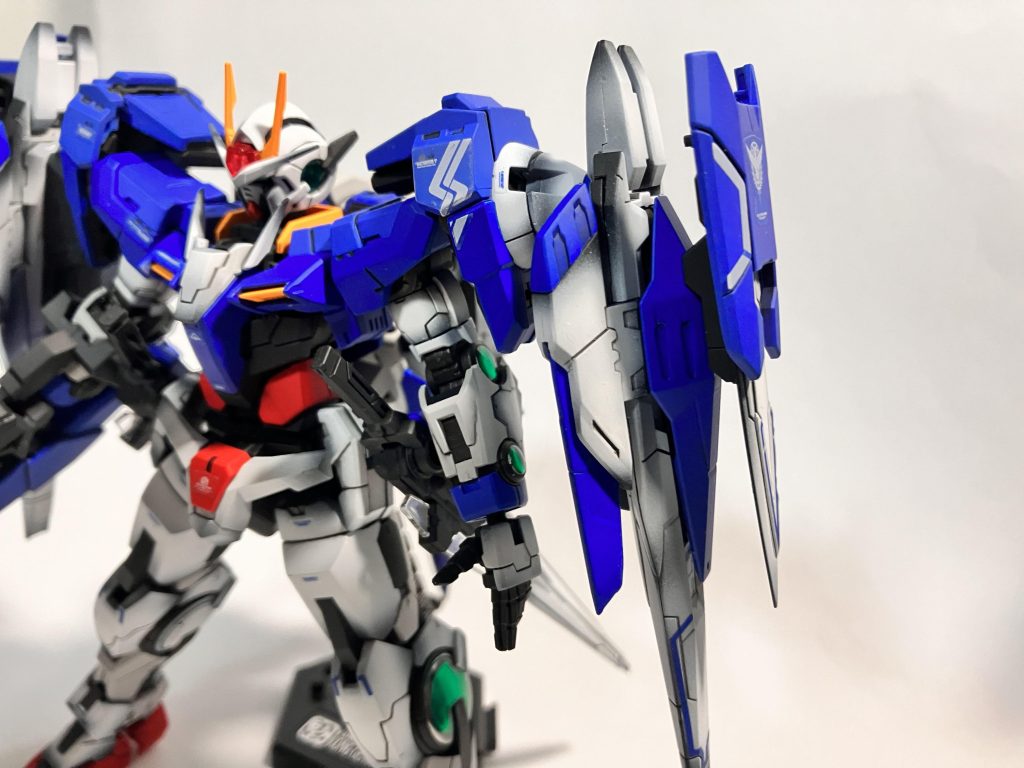 クリアパーツには裏から薄くメッキを吹きました!写真だと分かりづらいですが、現実で見ると結構クリアパーツが目立ってます!アドバイスドmsジョイントはスターブライトアイアンにつや消しの黒を多めに混ぜて黒に近いハンドパーツや他の関節のグレーに合う色にしました!