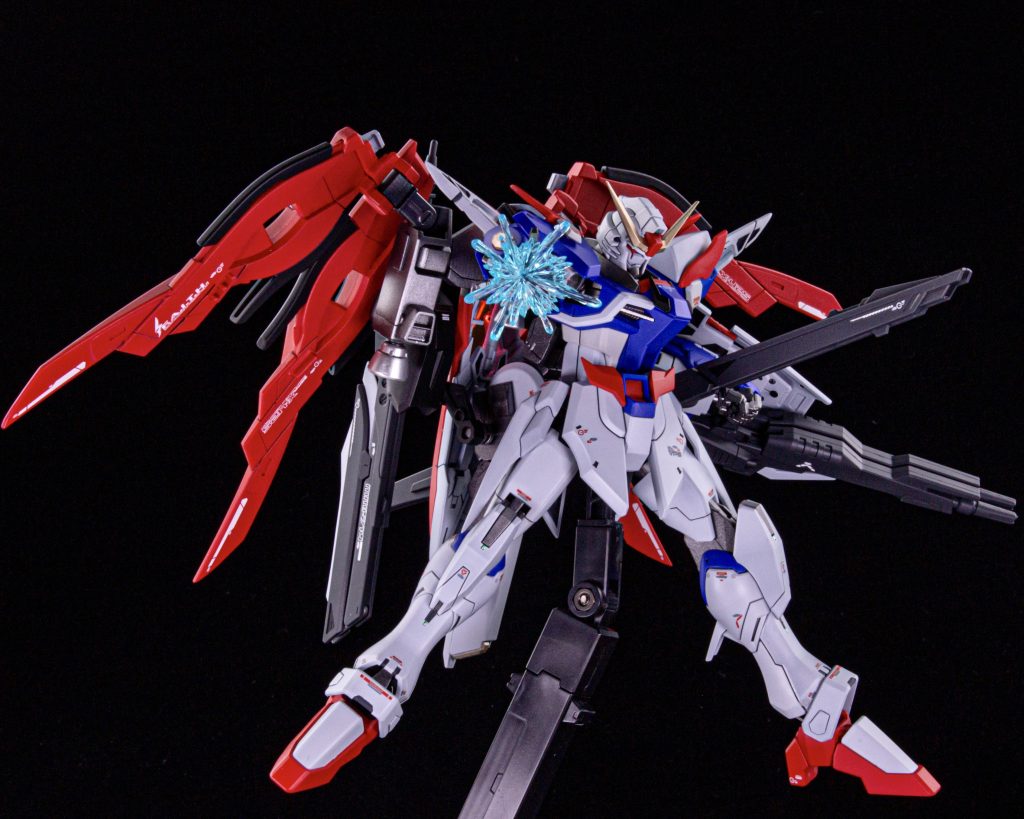 カラーリングについてレッドはブライトレッド、ブルーはコバルトバイオレットを使用しています。