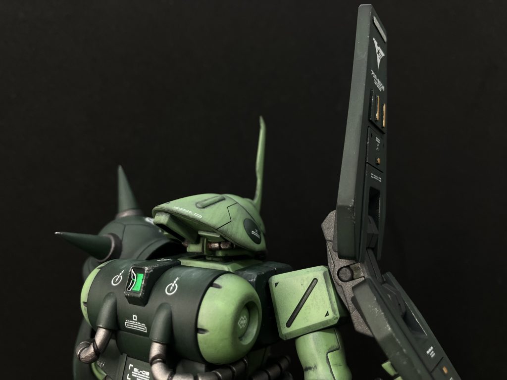 頭部の後ろ側がスカスカだったのでプラ板で塞ぎ、何となく市販部品でディティールアップしました。