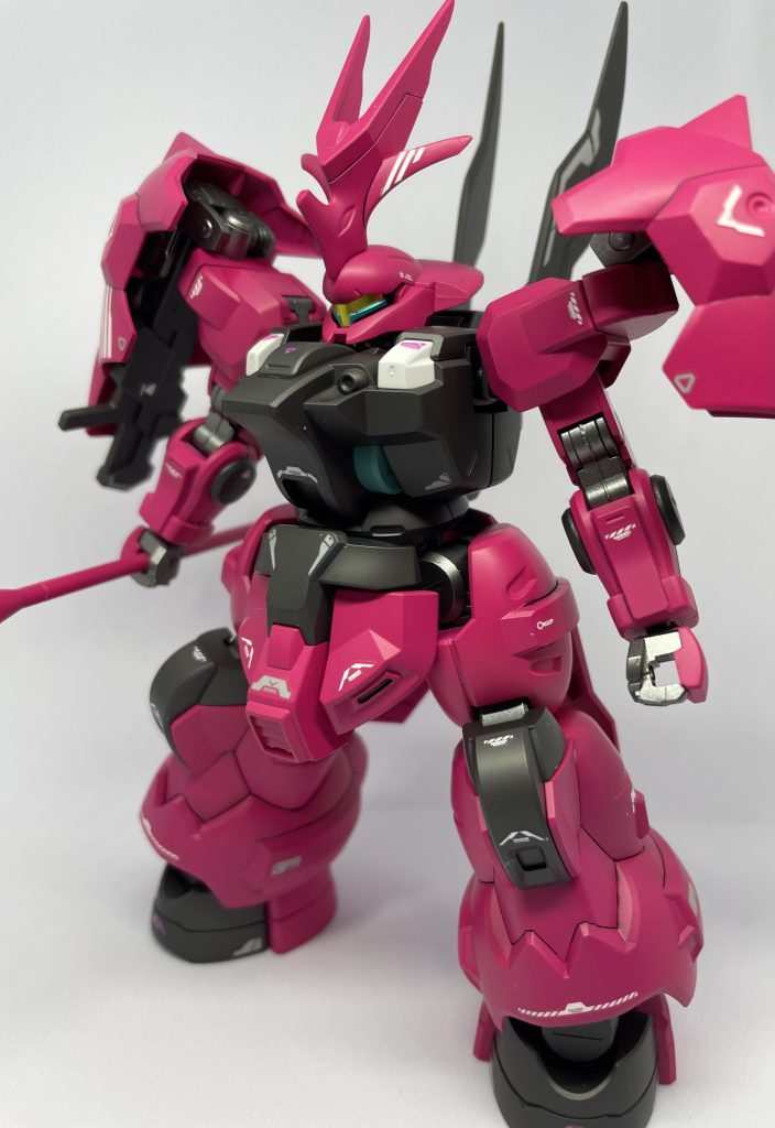 使用カラーはフィニッシャーズのジャガーパープルグラファイトブラックスターブライトアイアンです。 キットの成型色紫すぎるんですよね。∞ジャスティスいい感じにマゼンタなのになんで、、、？ 