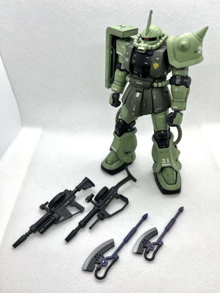 装備一覧試作されたMMP-78ザクマシンガンはオプションとして、グレネードの発射筒を装着できるほか、対空砲弾を発射できる。また、ストックの伸縮が可能となった。ヒートホークは前期型よりもやや大型なものとなっている。その他06シリーズの武器であれば全て運用することができる。