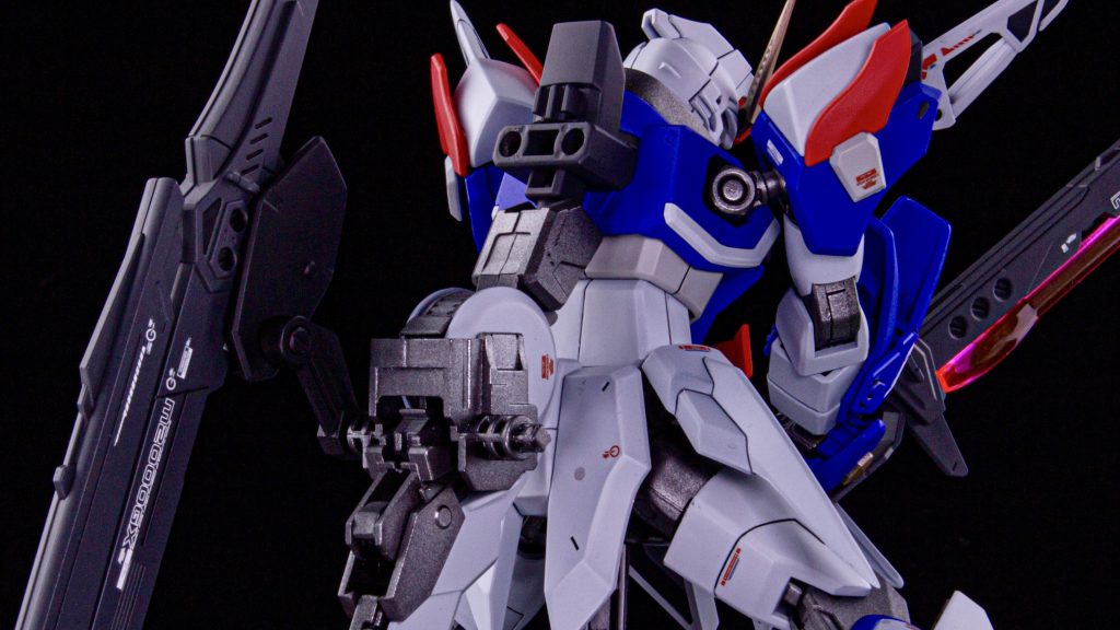 本体とバックパックの接続パーツにカスタムビルドパーツを流用しています。