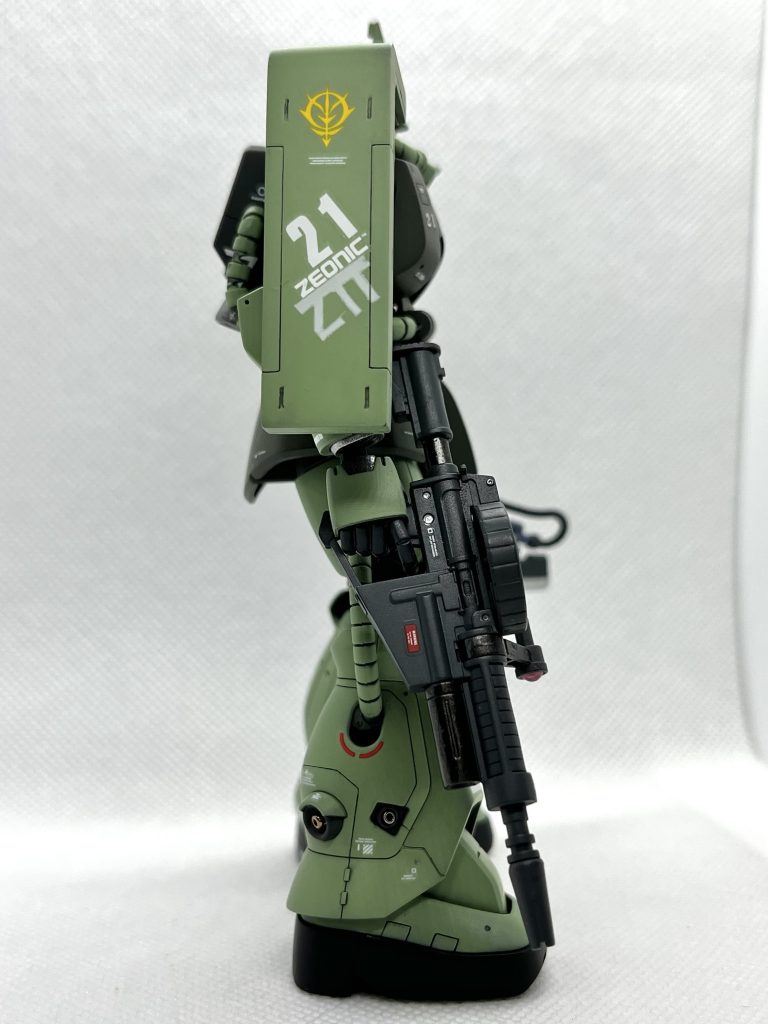 右側面よりシールドに描かれたZTTとはZEONIC TEST TEAMの略であり、ジオニック社製のMSは、みなこの部局の試験を通過したものばかりである。また正式採用前にもかかわらず、シールド上部には06F2の表記が見られる。これは社内コードでもあり、採用されるであろうというジオニック社の自信の表れでもある。