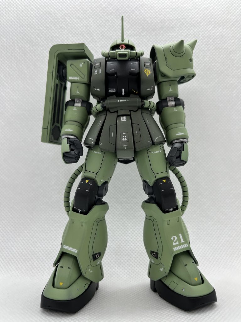 正面から一年戦争初頭より、ジオン軍主力M Sであるザクは驚異的なスピードで、多種多様なモデルが試作、開発された。本機はその開発誌に埋もれた、忘れられた機体の一つである。以下の資料は正式採用に向けて、実戦データの収集と、現地における整備生の確認のため、実地テストを終えたところである。テストパイロットを務めたのは、ジオニック社に出向している(*´ω`*)少尉である。