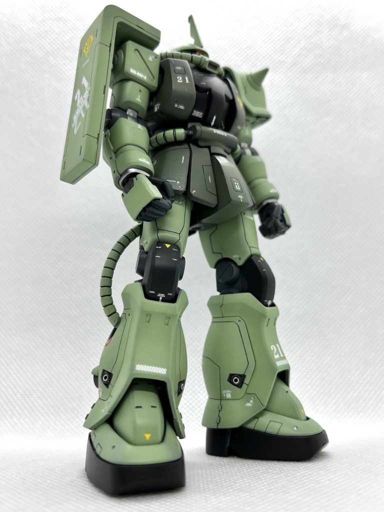 右側から煽りで。以下設定です。(*´ω`*) 以上が試作ザク、そうですね開発コードがF2ですし、まだ採用前なのでF1.5ですかね?正式採用の折にはザク2F2を予定しております。本機は直線デザインの採用による生産性の向上とコストカットを実現、四肢を中心に全面的に改修を実施したところ、空間戦においてはF型以上、地上戦においてもJ型以上の機動性と整備性を確保したところが特筆すべきところであります。(^○^) ご苦労だったな、君はー…?(*´ω`*) はい、(*´ω`*)少尉であります。地球降下作戦時は軍におりましが、当作戦における功績により、ジオニック社付のテストパイロットとなりまして。(^○^) そうか、(^○^)少佐だ。私もMS乗りとして開戦時はグラナダにいたよ。今は技術開発本部及び軍需部付将校として、新機体の査定をしておる。今後宜しく…。(*´ω`*) は!今回のザクはなかなかの良機体で、現地での評判も良く………。(^○^) 不採用だ。(*´ω`*) は?!(^○^) だから不採用だ、なぜ胸部をいじらなかった?(*´ω`*) 操縦系統をいじりますと機種転換に時間を要するため…。(^○^) (あれ…?!統合整備計画のデータってまだ渡してなかったっけ?)何にしても軍としては胸部装甲の強化及び統合整備計画にコックピットの仕様に変更し、再度試作及びテストが決定されてるんだな。(*´ω`*) ということは?(^○^) データは十分取れた機体はそのまま現地に配備、君は次の機体のテストに向かえ。ブッッ(通信の切れる音)(*´ω`*) うそでしょ…、てか統合整備計画て何?