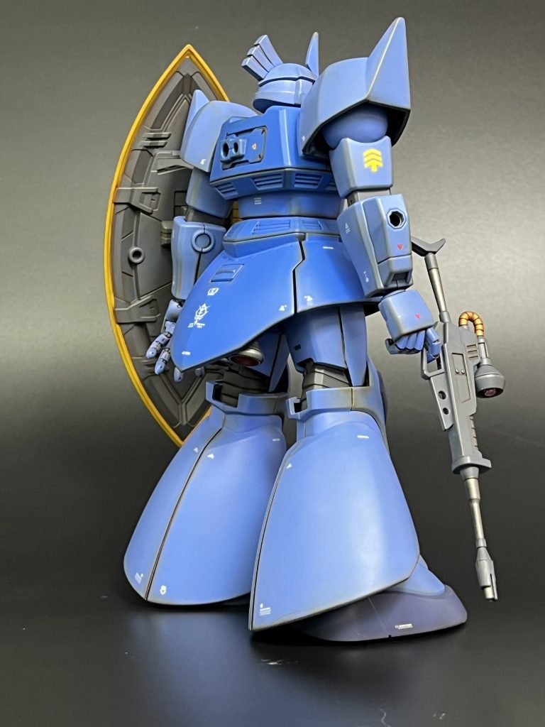 脚部の合わせ目は段落ちモールド化してます。