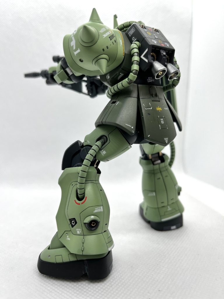 射撃姿勢上半身が高機動型ザクであるので腹部が可動します。このため前傾姿勢が取れるのでより自然なポージングができます。胴体の動力パイプは高機動型ザクの物は短く、F2の物はスリットがはいっていたので、リバイブ版のグフの物を転用しています。