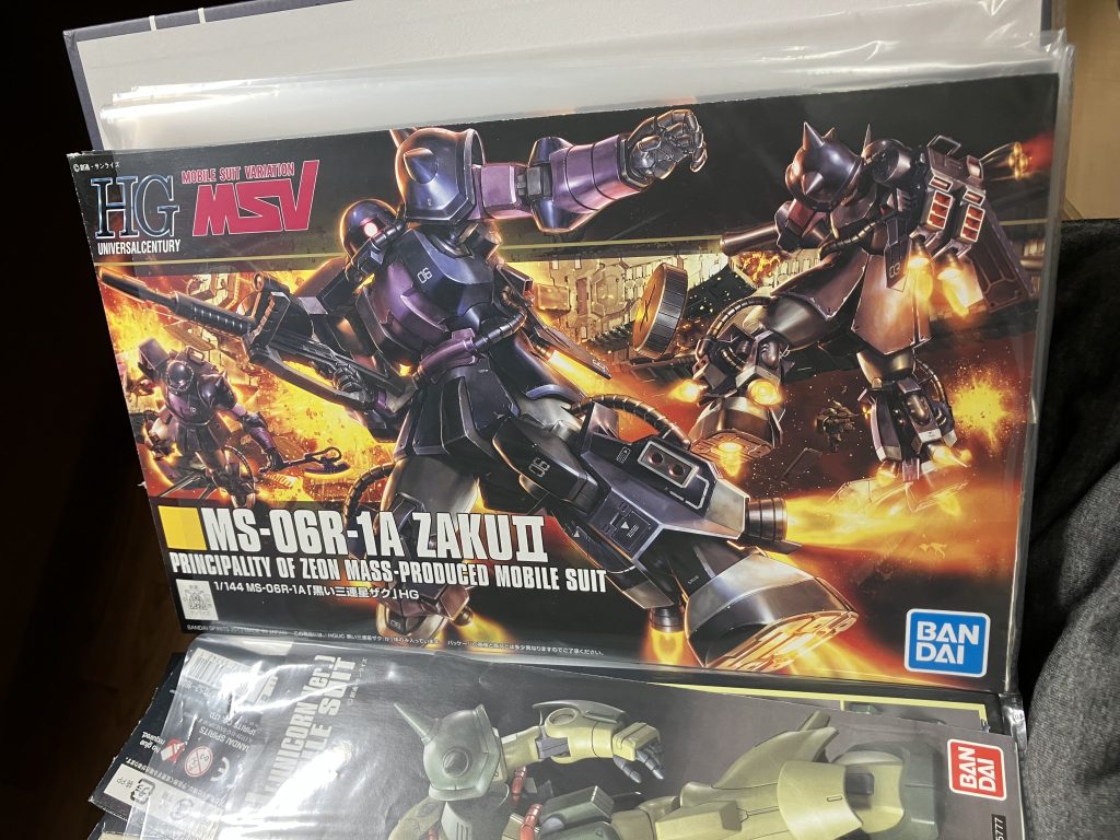 実はこのキット、MOBILE SUIT VARIATION 黒い三連星ザクを シャア専用ザク として製作しました。