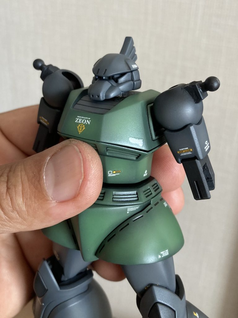 あ、でも、もし、また、これイジるとしたら…  ここからやりますね😌とにかく、腕が身体から離れ過ぎなんですよ。まず最初にそこの改修をしてから全体のバランスを調整します。…今回は、それが最後になってしまった😓肩パーツの取り付け方法をイチから見直し、ザクのショルダーアーマー的な固定方法に変更。