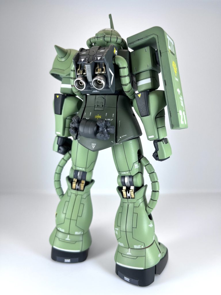 バックショットです。息子に普通っぽいザクを作りたいと話したところ、クラッカーを装備させてはどうか？と意見があり、屋根裏で放置されていた地上戦キットから流用し、ラックを作製して装備させてみました。あとはFGザクのバックパックを装着しています。何気にFGザクのバックパックって素晴らしい造形ですよね。