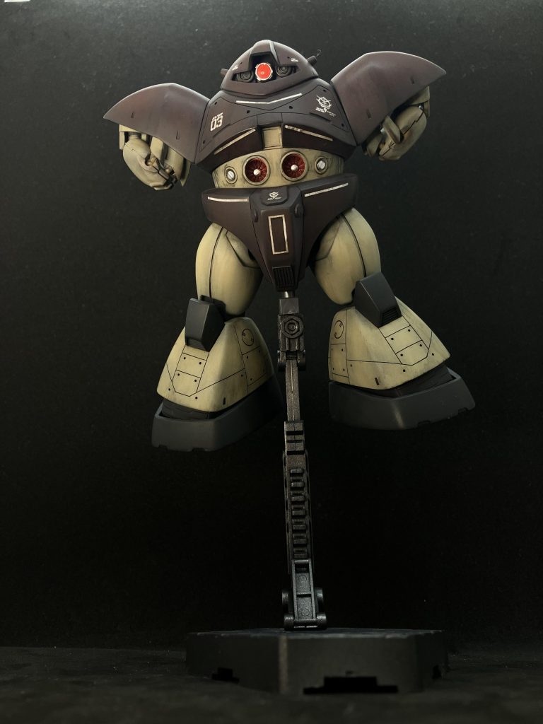 モノアイ廻りを少し変えました。トサカをプラ板とパテで若干、人相が悪くなる感じで!