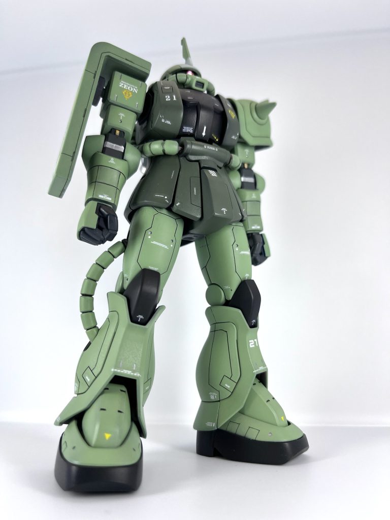 右側から煽りです。リバイブザクの太ももはがっしりしている反面、スリッパが小さいのが気になっていましたが、ジャンクパーツのF2の物を取り付けたことにより、違和感を解消できました。何よりリバイブザクのスカートの分割があまり好みではなく、高機動型ザクの物が従来通りでこのみです。