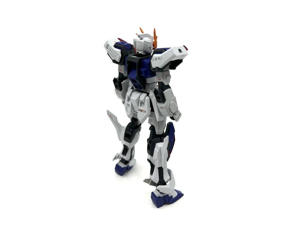 非武装状態背面。ストライカーパックコネクタを備えた、ストライクガンダムの系譜である。