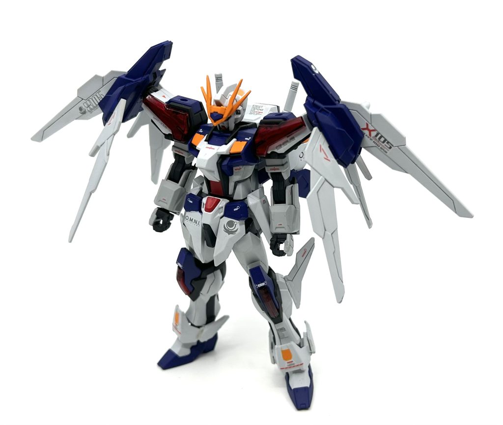 エクシードレヴ、エースファイター装着状態。シルエットが大きく変化するだけではなく、肩部と脚部に備えられたクリアパーツ「EGクリスタル」による機体の強化機能も解禁される。