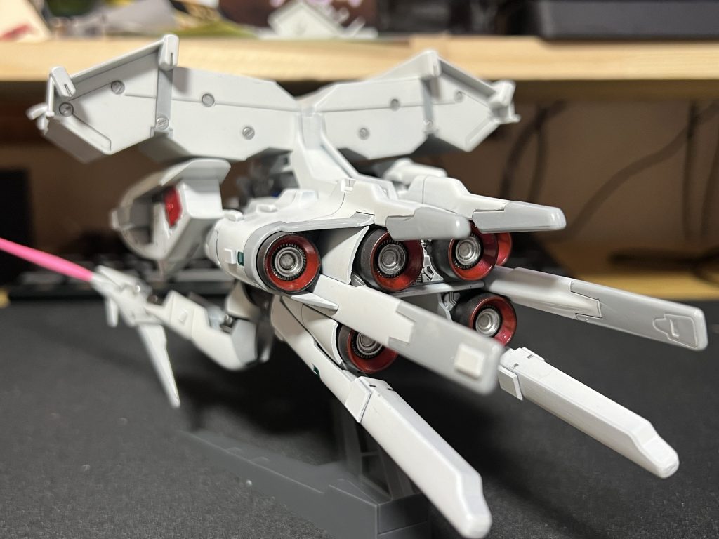 左後ろグレーでも塗り分け所々、適当にプラ板を貼ってます