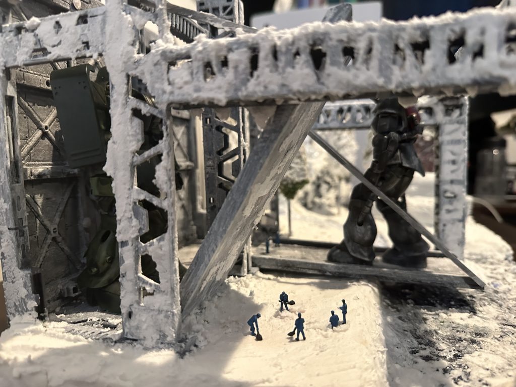 基地にザクが帰ってくる所を再現してみました。照明が上手くあたり、なんかいい感じになりました。