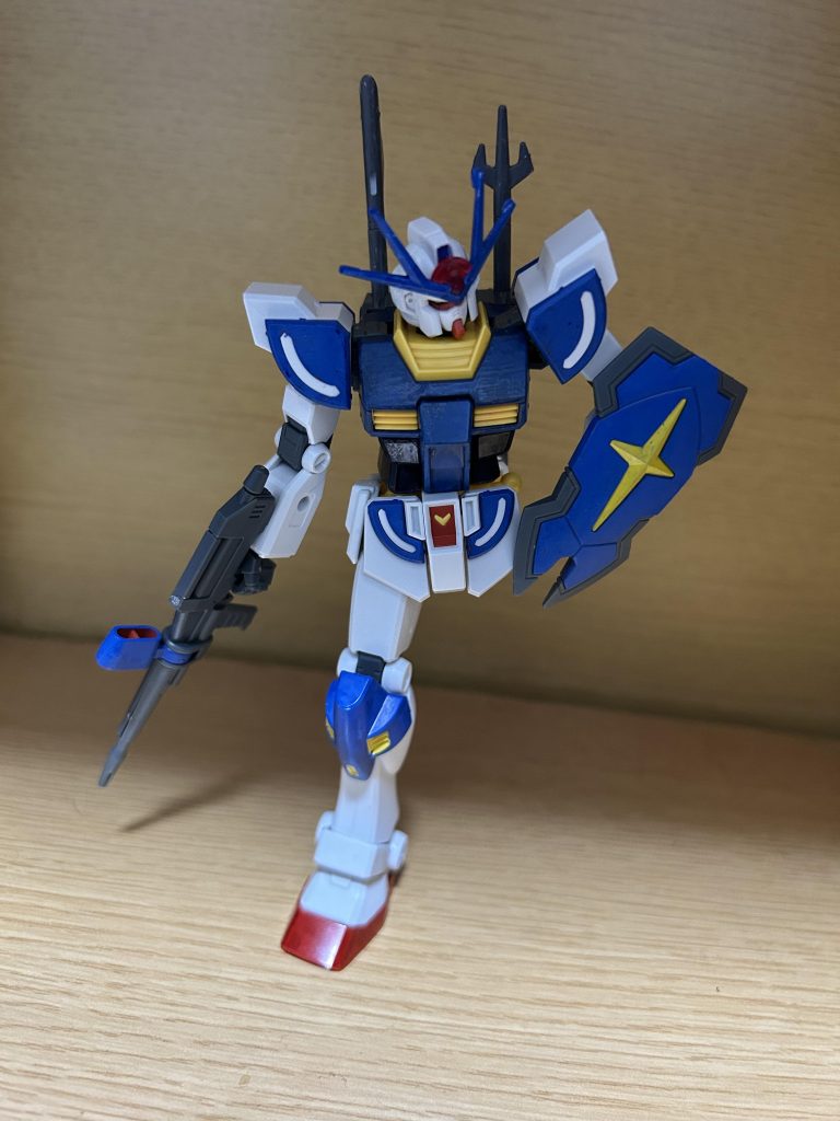 そもそもの始まりとして私は今までガンプラを素組みしかしたことがなかったので初のガンダムマーカーの購入とそれのテスト用にラーガンダムを買ったのですがその途中でラーの左足を折ってしまった所からでした。「足が接着できない………そうだ!!どうせなら残骸パーツを使って改造してしまおう!!」と考えました。その時点修理する事を諦め今まで2個買いなどしてなく出来なかった初の改造を試みることにしました。