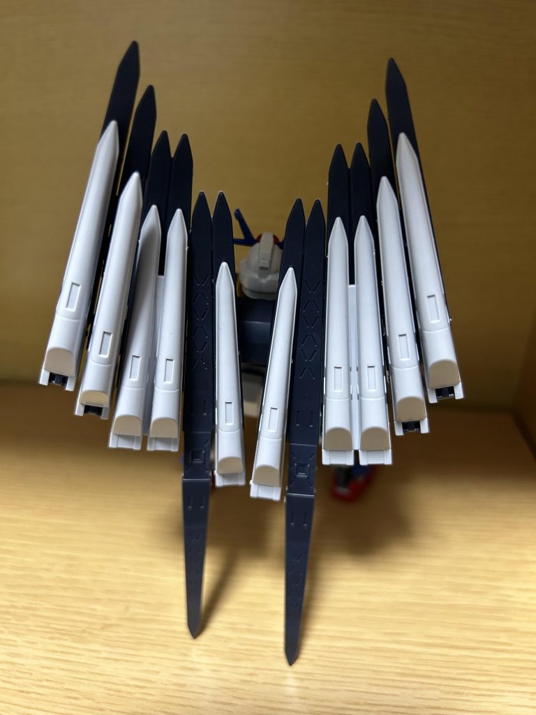 そして余ってたフェイクνウェポンズのファンネルのバックパックを取り付け完成させました!!
