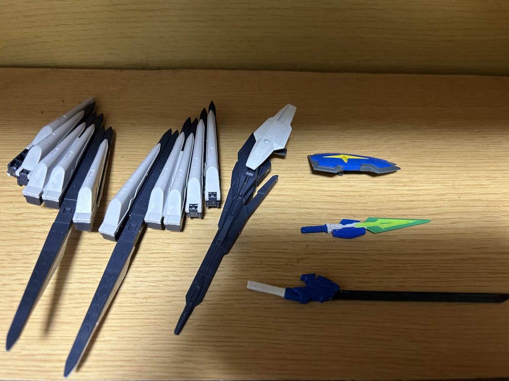 武装一覧GNショートブレイド(オーシャンガンダムカラー)(HGガンダムエクシアの残骸から拝借)GNカタナブレイド(HGアヴァランチエクシアの残骸+境界戦機の何かの刀のそれぞれから拝借したパーツを削って接着した物)ビームシュートライフルU7(HGユーラヴェンガンダムから拝借)フィン・ファンネル×2(HGフェイクνウェポンズから拝借)ラーシールド(EGラーガンダムからそのまま流用)